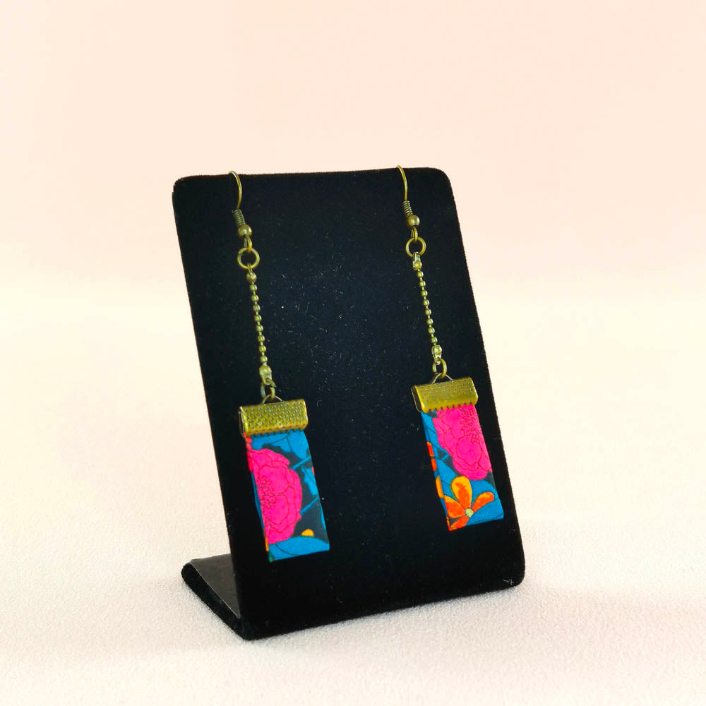 Boucles d’oreilles pendantes rectangles en tissu et en laiton