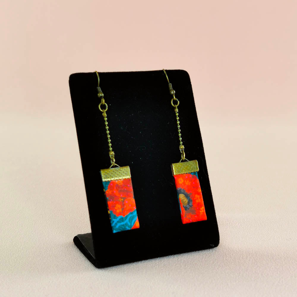 Boucles d’oreilles pendantes rectangles en tissu et en laiton