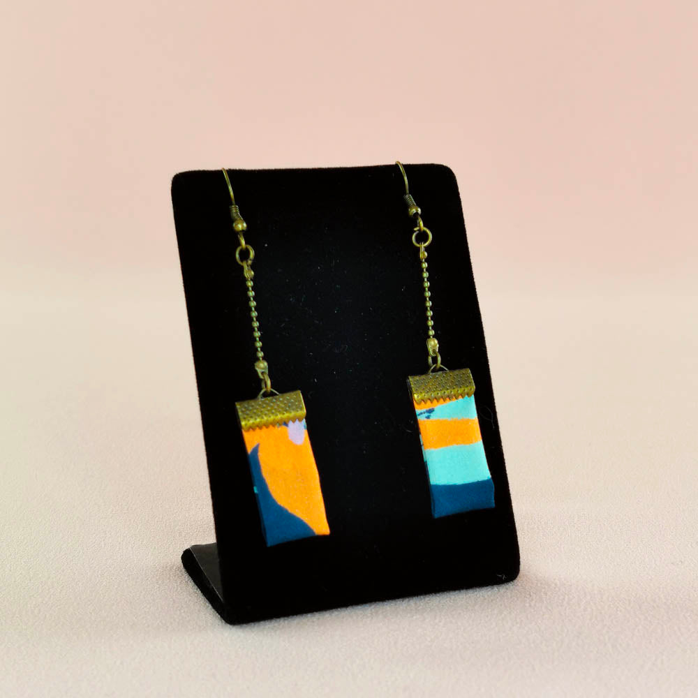 Boucles d’oreilles pendantes rectangles en tissu et en laiton