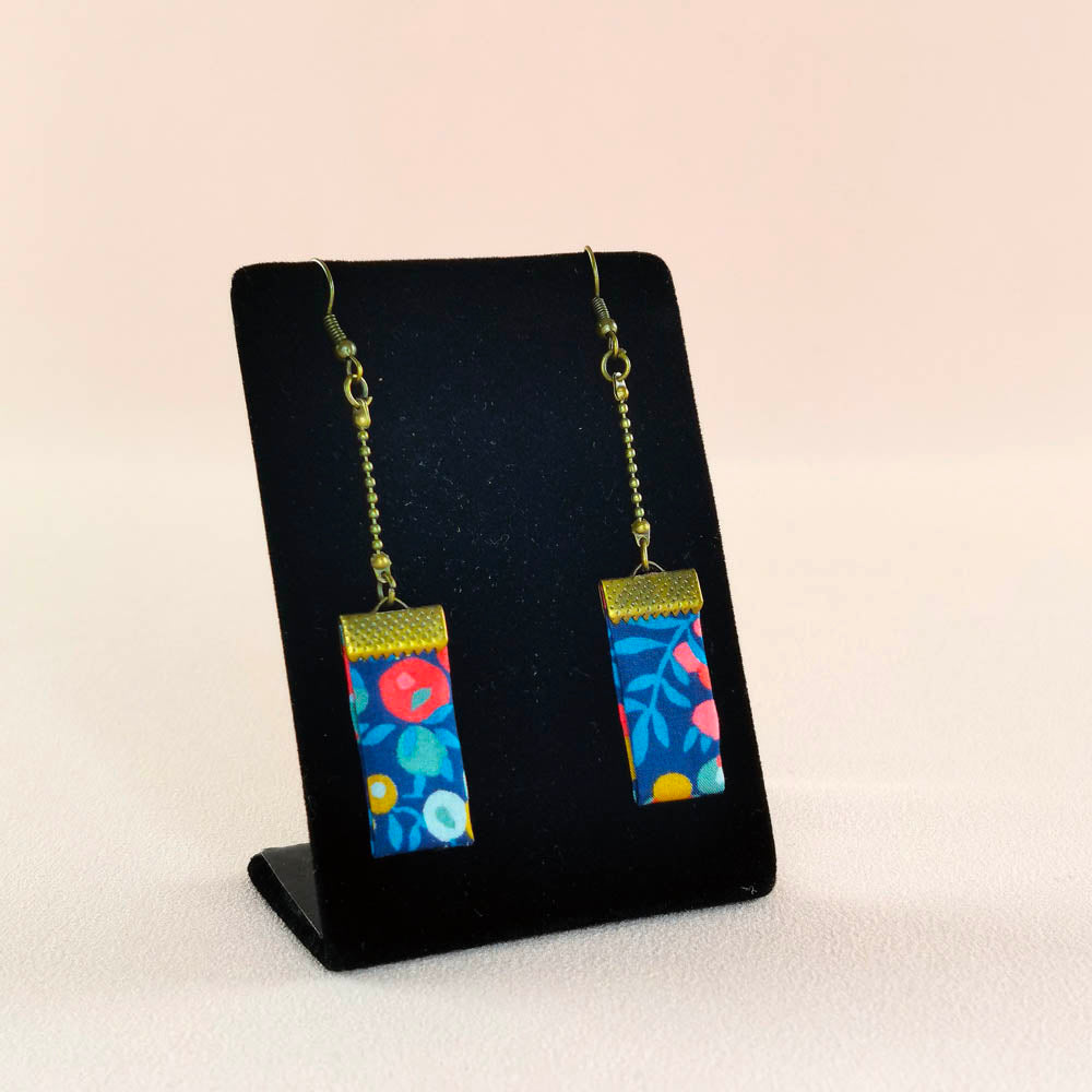 Boucles d’oreilles pendantes rectangles en tissu et en laiton