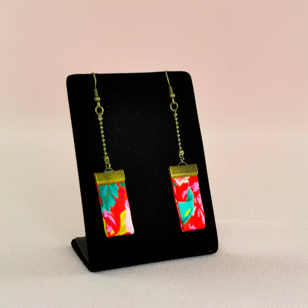 Boucles d’oreilles pendantes rectangles en tissu et en laiton