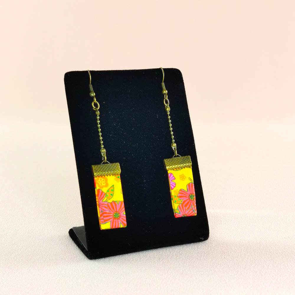 Boucles d’oreilles pendantes rectangles en tissu et en laiton