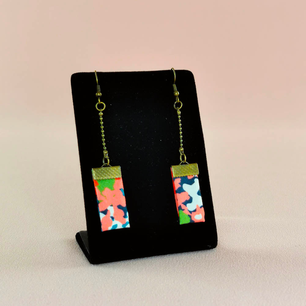 Boucles d’oreilles pendantes rectangles en tissu et en laiton