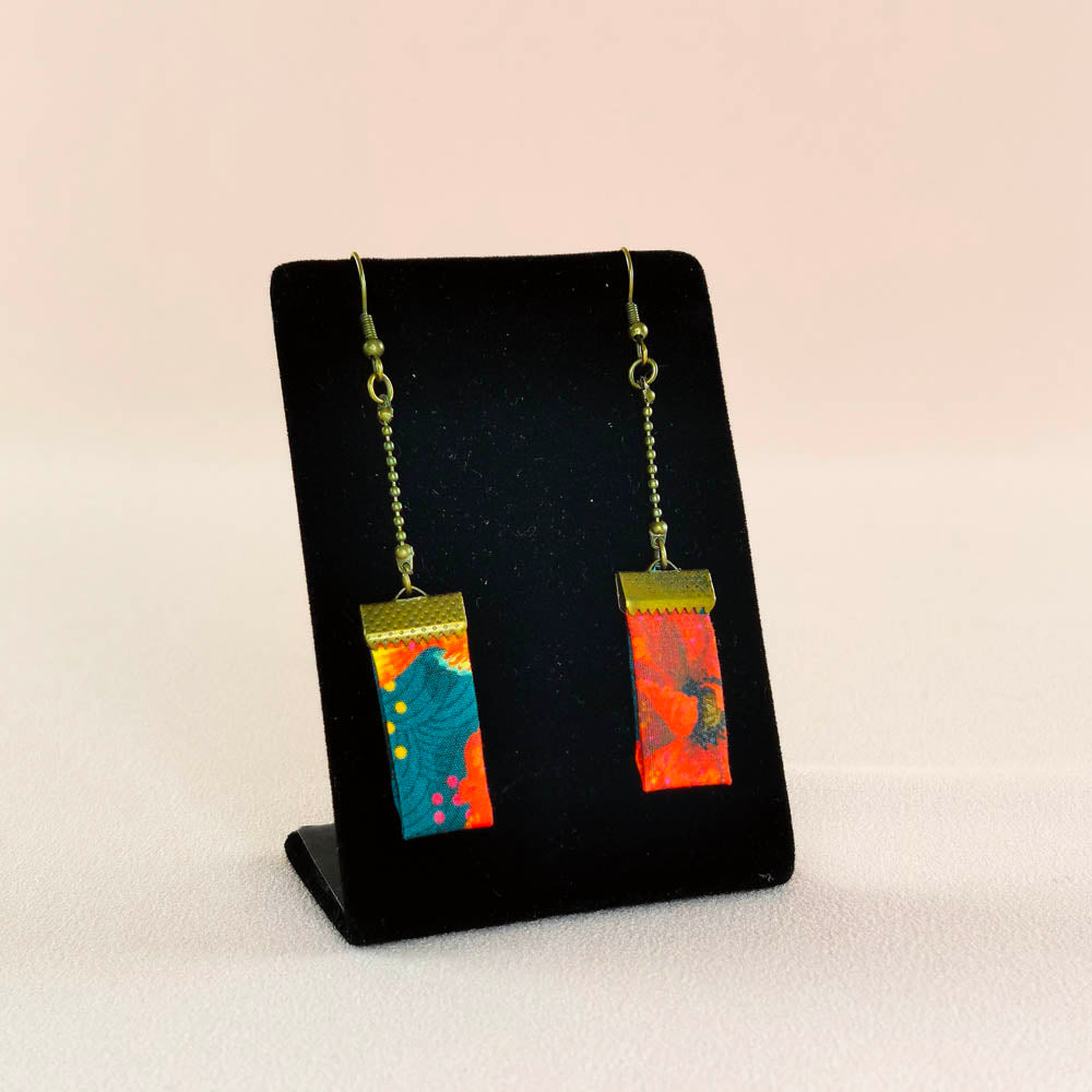 Boucles d’oreilles pendantes rectangles en tissu et en laiton
