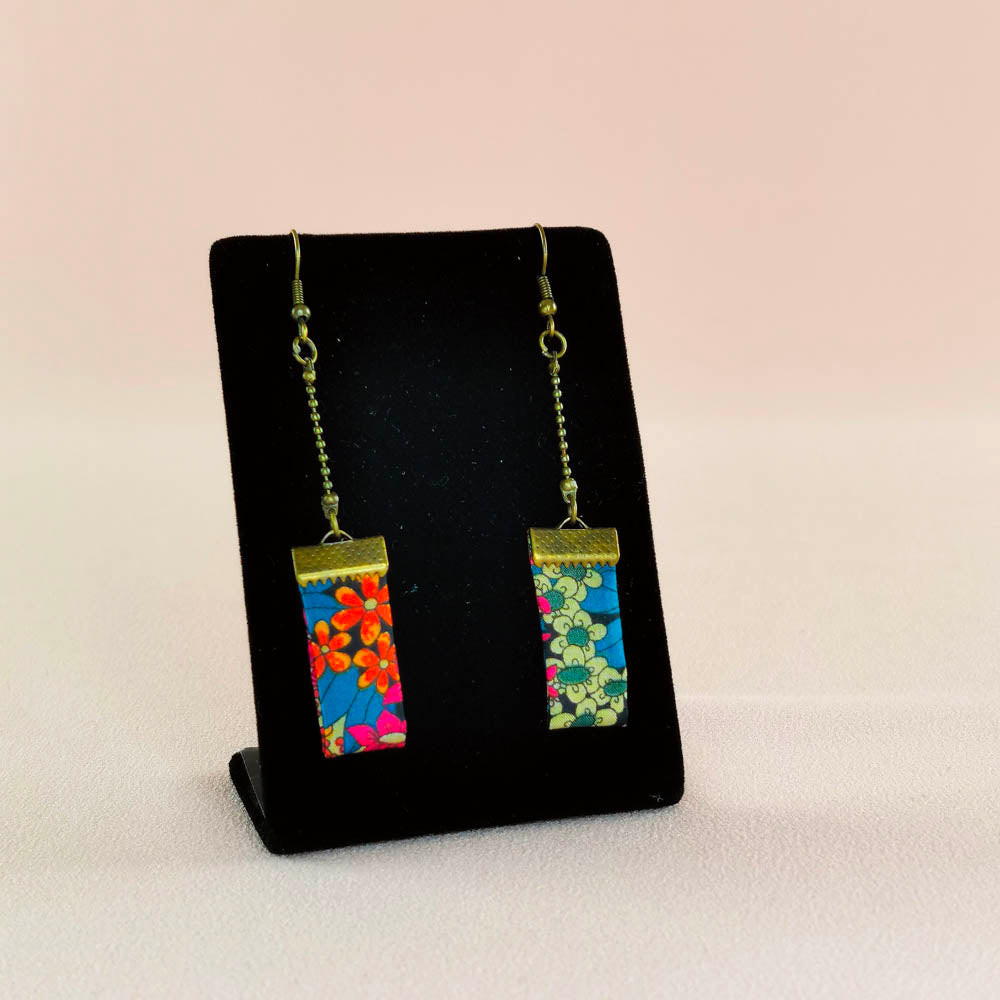 Boucles d’oreilles pendantes rectangles en tissu et en laiton