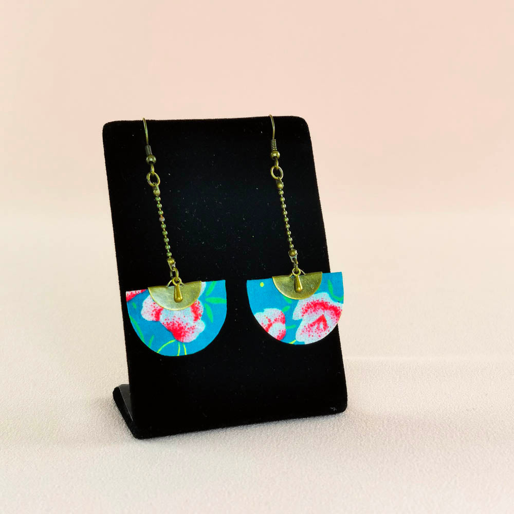 Boucles d’oreilles pendantes demi-lune en tissu et en laiton