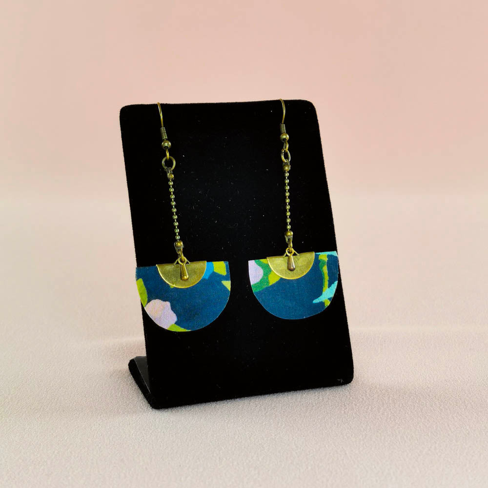 Boucles d’oreilles pendantes demi-lune en tissu et en laiton