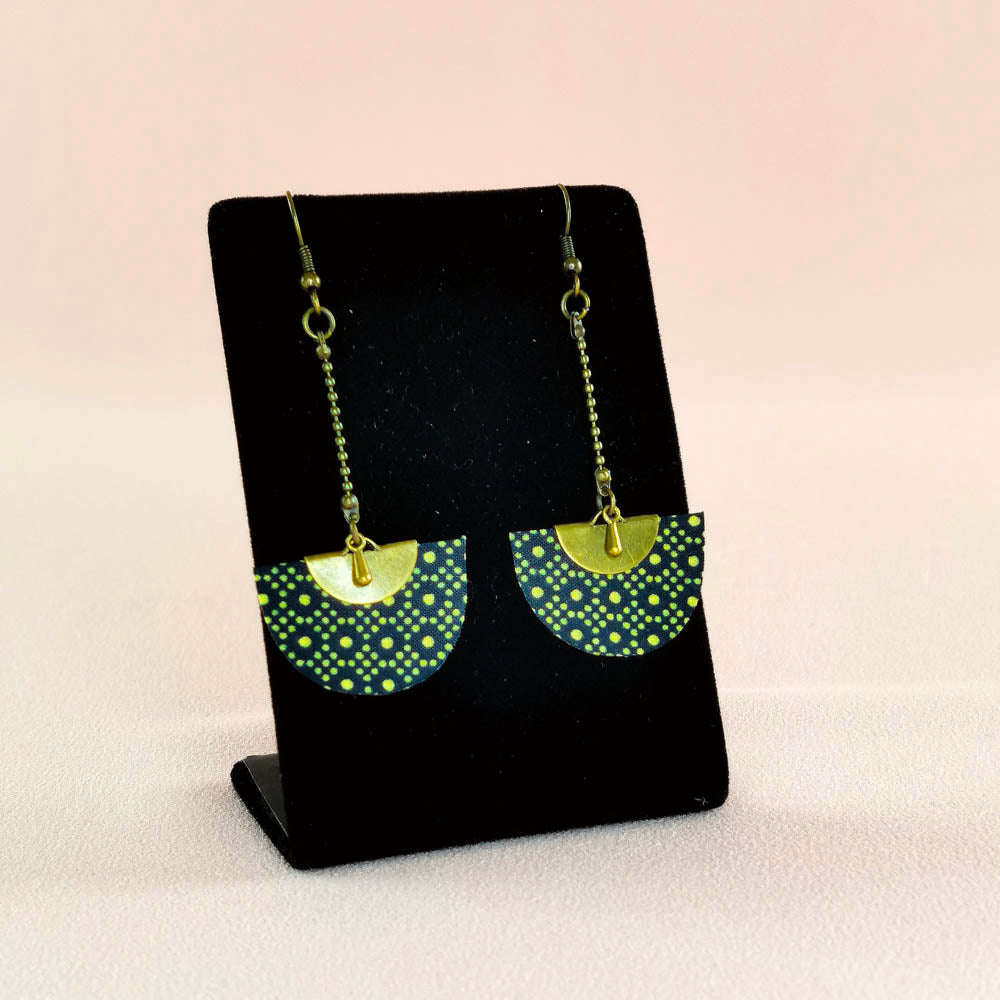 Boucles d’oreilles pendantes demi-lune en tissu et en laiton