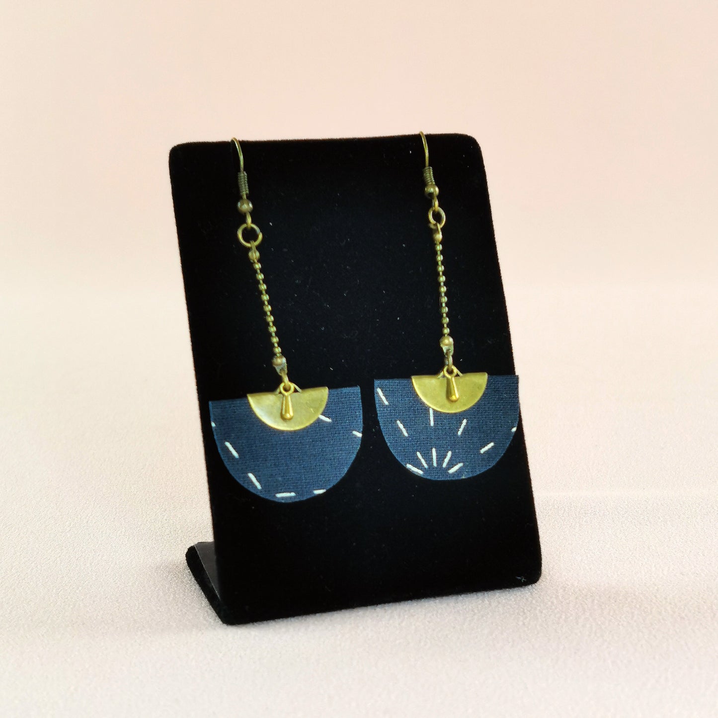 Boucles d’oreilles pendantes demi-lune en tissu et en laiton