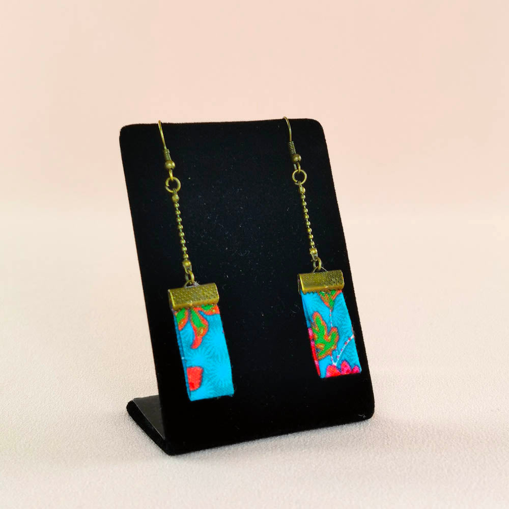Boucles d’oreilles pendantes rectangles en tissu et en laiton